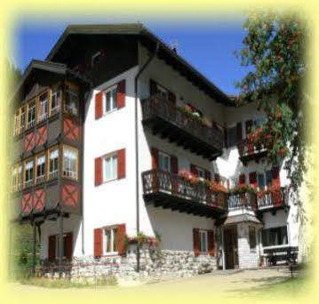 Garni Tyrolia Otel Campitello di Fassa Dış mekan fotoğraf